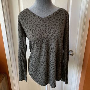 Chico’s Zenergy Blouse Women’s Size 0 V Neck Stretch Animal Print Long Sleeve
